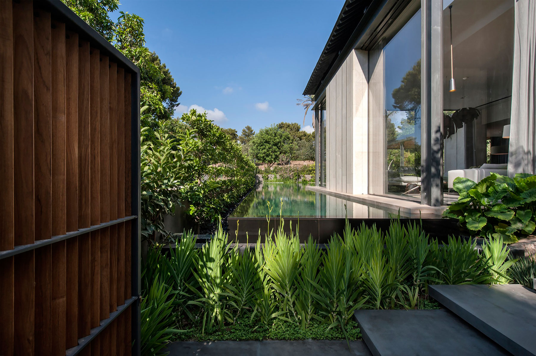 A Contemporary Home with Sliding Glass Doors and Green Stone Pool in Israel by Eran Binderman & Rama Dotan (3)
