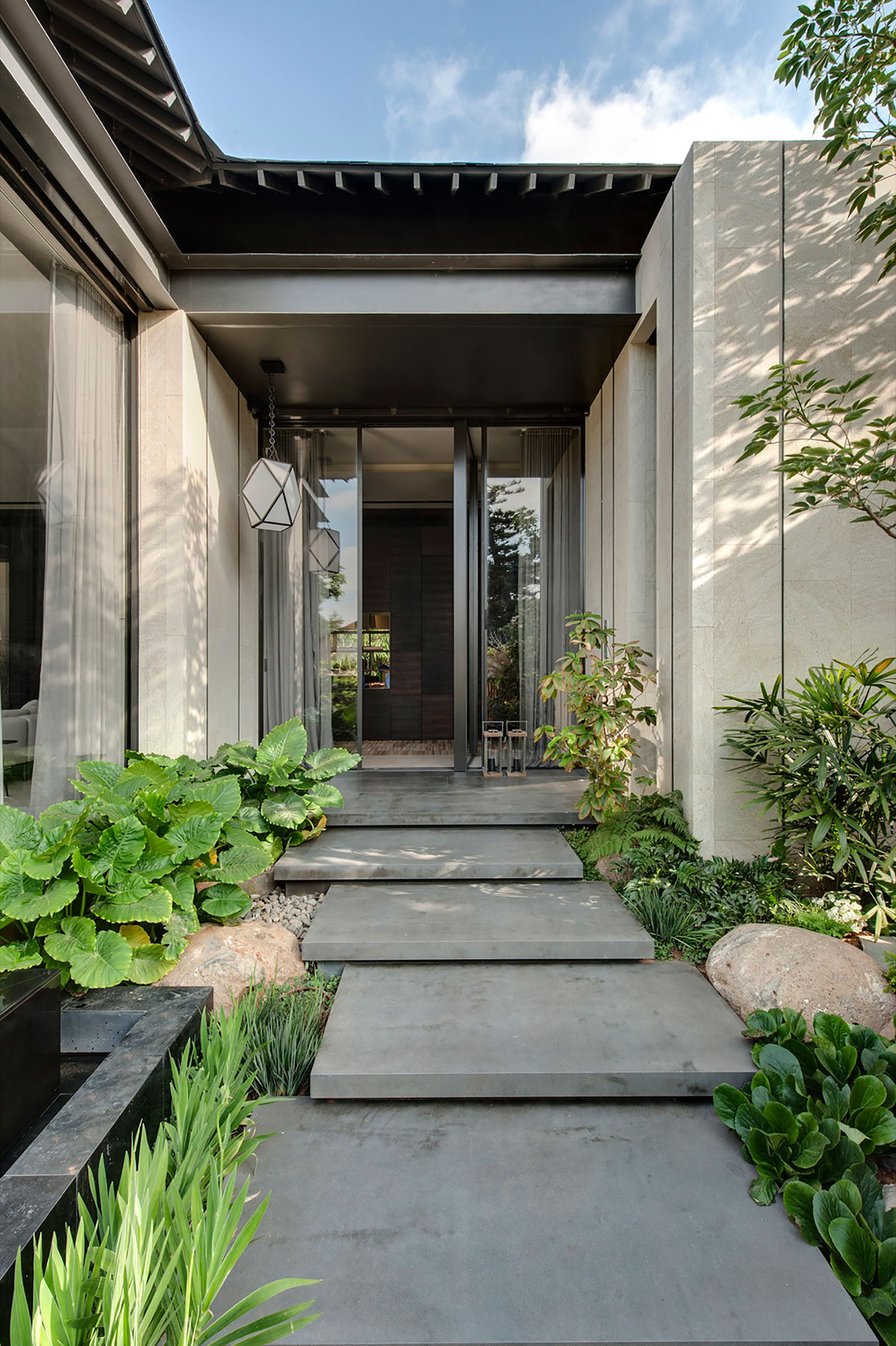 A Contemporary Home with Sliding Glass Doors and Green Stone Pool in Israel by Eran Binderman & Rama Dotan (4)