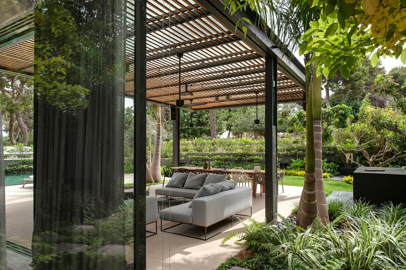 A Contemporary Home with Sliding Glass Doors and Green Stone Pool in Israel by Eran Binderman & Rama Dotan (6)