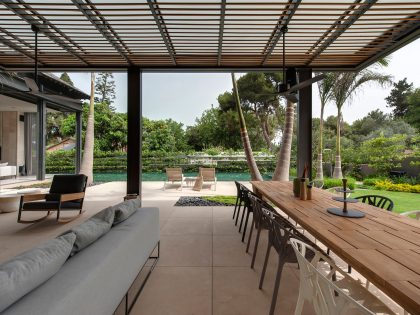 A Contemporary Home with Sliding Glass Doors and Green Stone Pool in Israel by Eran Binderman & Rama Dotan (7)