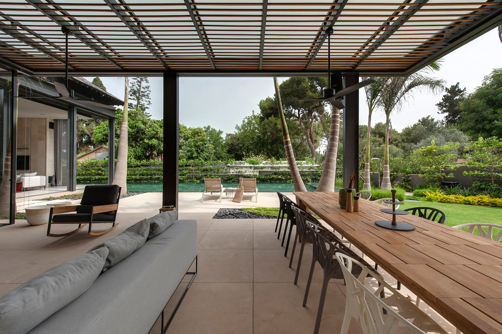 A Contemporary Home with Sliding Glass Doors and Green Stone Pool in Israel by Eran Binderman & Rama Dotan (7)