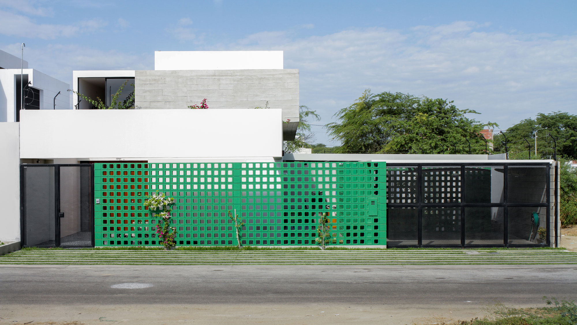 A Stunning Contemporary House with Green Walls Made of Concrete Blocks in Piura by Riofrio+Rodrigo Arquitectos (1)