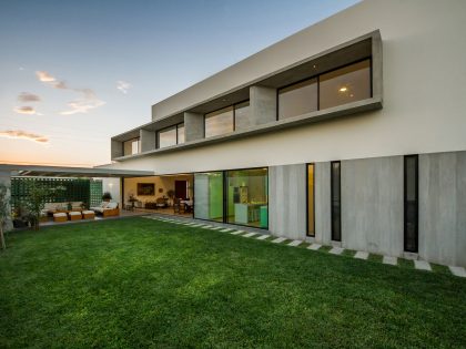 A Stunning Contemporary House with Green Walls Made of Concrete Blocks in Piura by Riofrio+Rodrigo Arquitectos (10)