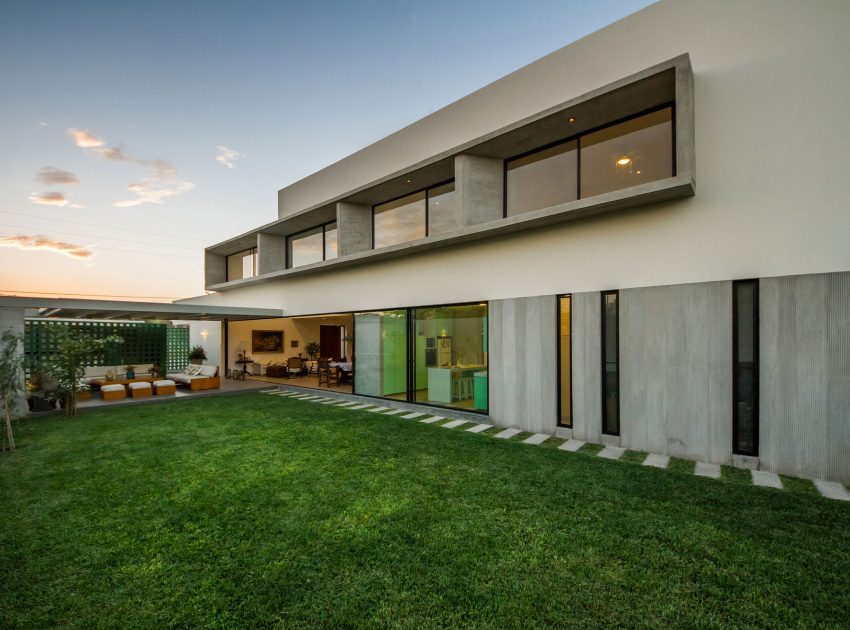 A Stunning Contemporary House with Green Walls Made of Concrete Blocks in Piura by Riofrio+Rodrigo Arquitectos (10)