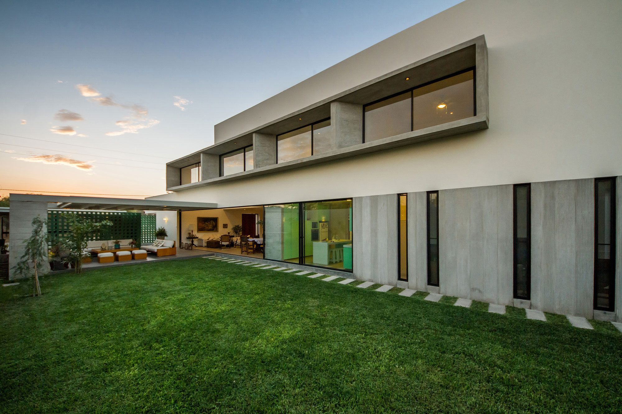 A Stunning Contemporary House with Green Walls Made of Concrete Blocks in Piura by Riofrio+Rodrigo Arquitectos (10)