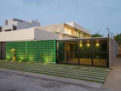 A Stunning Contemporary House with Green Walls Made of Concrete Blocks in Piura by Riofrio+Rodrigo Arquitectos (11)