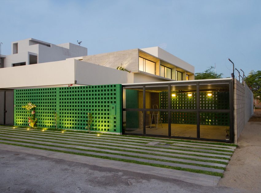 A Stunning Contemporary House with Green Walls Made of Concrete Blocks in Piura by Riofrio+Rodrigo Arquitectos (11)