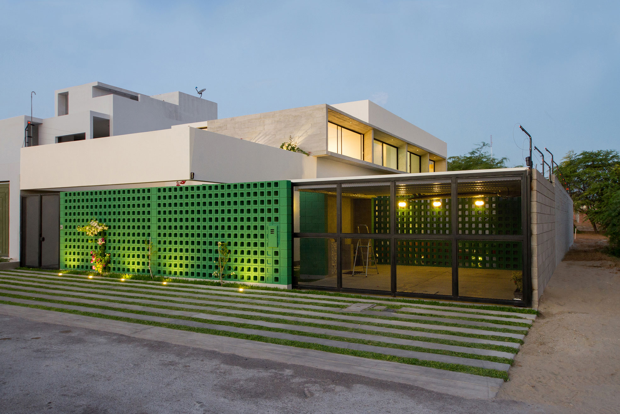 A Stunning Contemporary House with Green Walls Made of Concrete Blocks in Piura by Riofrio+Rodrigo Arquitectos (11)