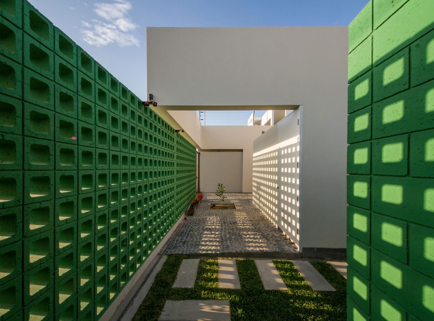 A Stunning Contemporary House with Green Walls Made of Concrete Blocks in Piura by Riofrio+Rodrigo Arquitectos (2)