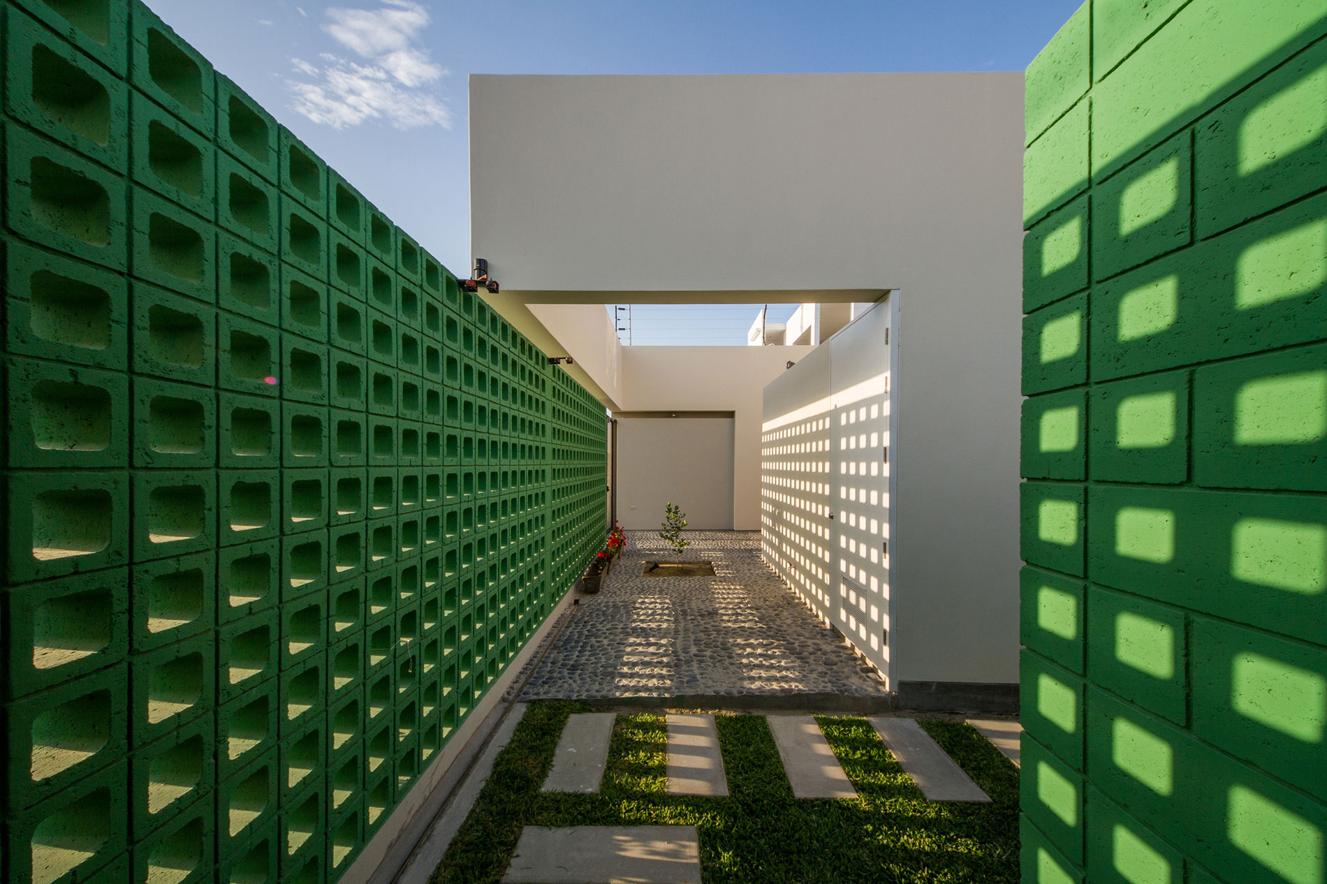A Stunning Contemporary House with Green Walls Made of Concrete Blocks in Piura by Riofrio+Rodrigo Arquitectos (2)