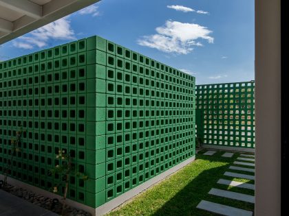 A Stunning Contemporary House with Green Walls Made of Concrete Blocks in Piura by Riofrio+Rodrigo Arquitectos (3)