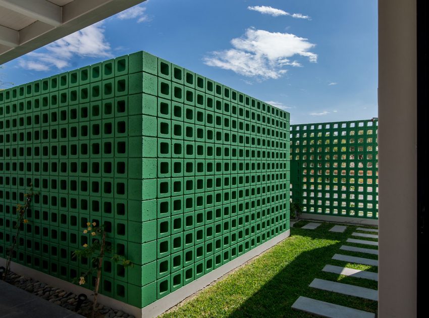 A Stunning Contemporary House with Green Walls Made of Concrete Blocks in Piura by Riofrio+Rodrigo Arquitectos (3)