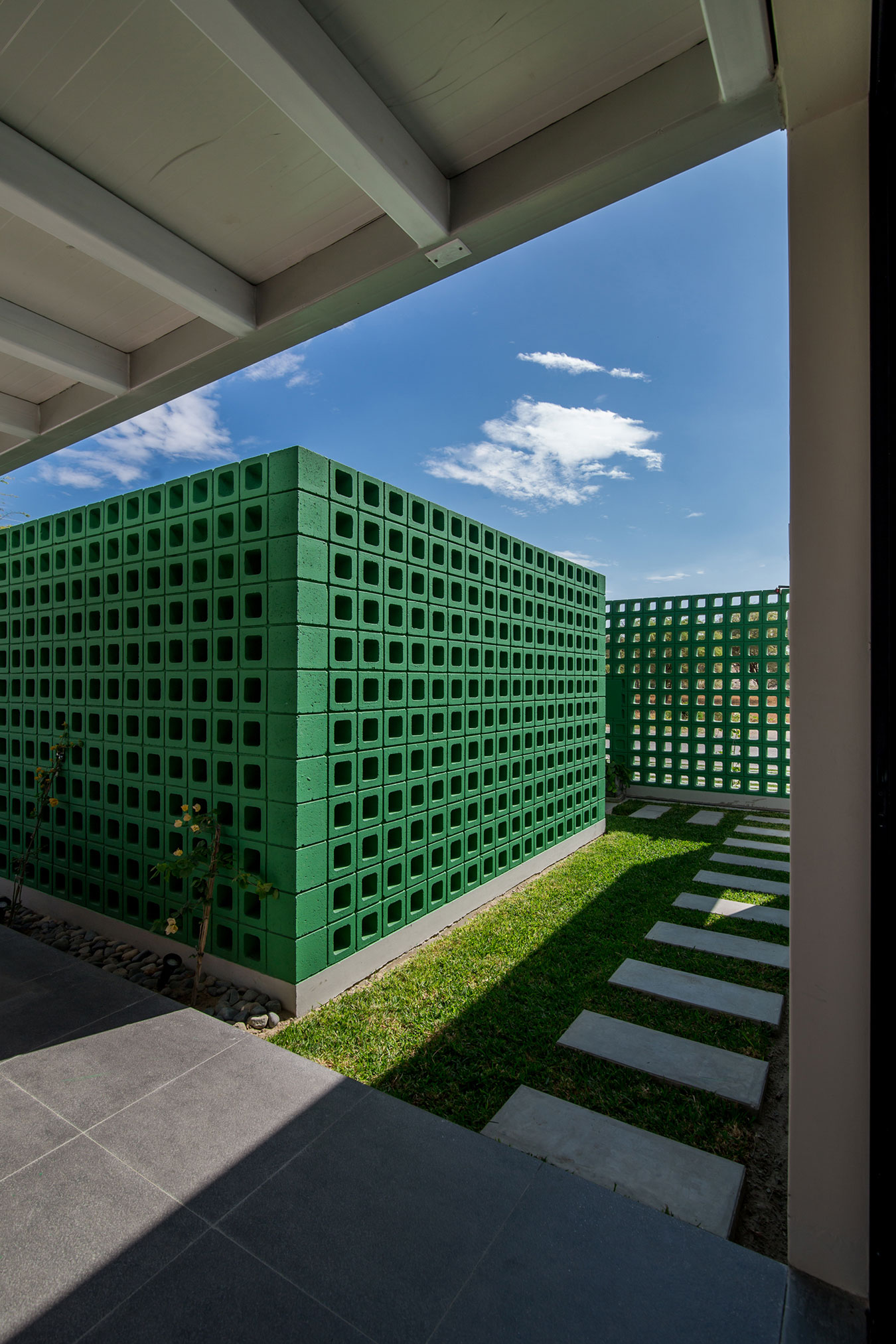 A Stunning Contemporary House with Green Walls Made of Concrete Blocks in Piura by Riofrio+Rodrigo Arquitectos (3)