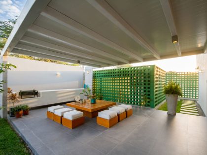 A Stunning Contemporary House with Green Walls Made of Concrete Blocks in Piura by Riofrio+Rodrigo Arquitectos (4)