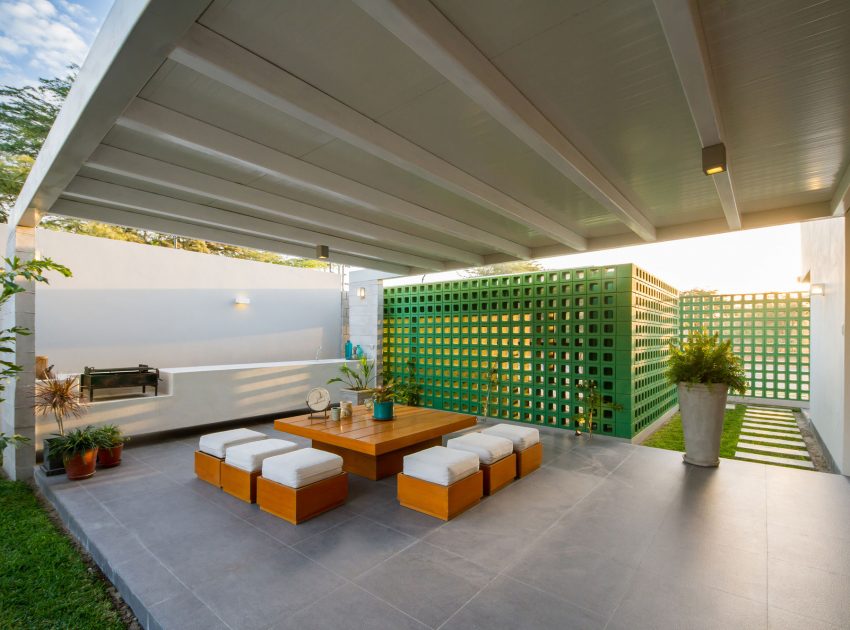 A Stunning Contemporary House with Green Walls Made of Concrete Blocks in Piura by Riofrio+Rodrigo Arquitectos (4)