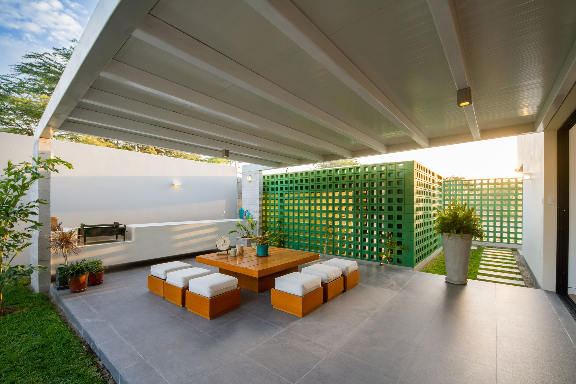 A Stunning Contemporary House with Green Walls Made of Concrete Blocks in Piura by Riofrio+Rodrigo Arquitectos (4)