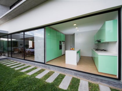 A Stunning Contemporary House with Green Walls Made of Concrete Blocks in Piura by Riofrio+Rodrigo Arquitectos (5)