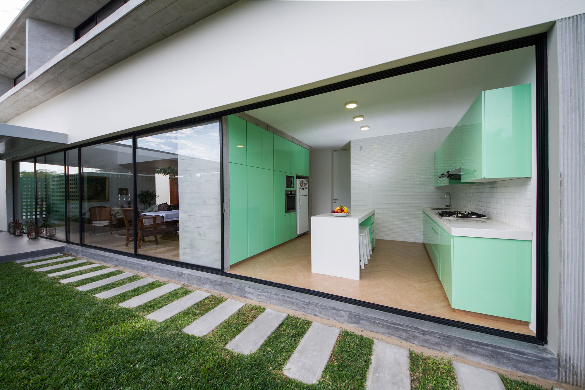 A Stunning Contemporary House with Green Walls Made of Concrete Blocks in Piura by Riofrio+Rodrigo Arquitectos (5)