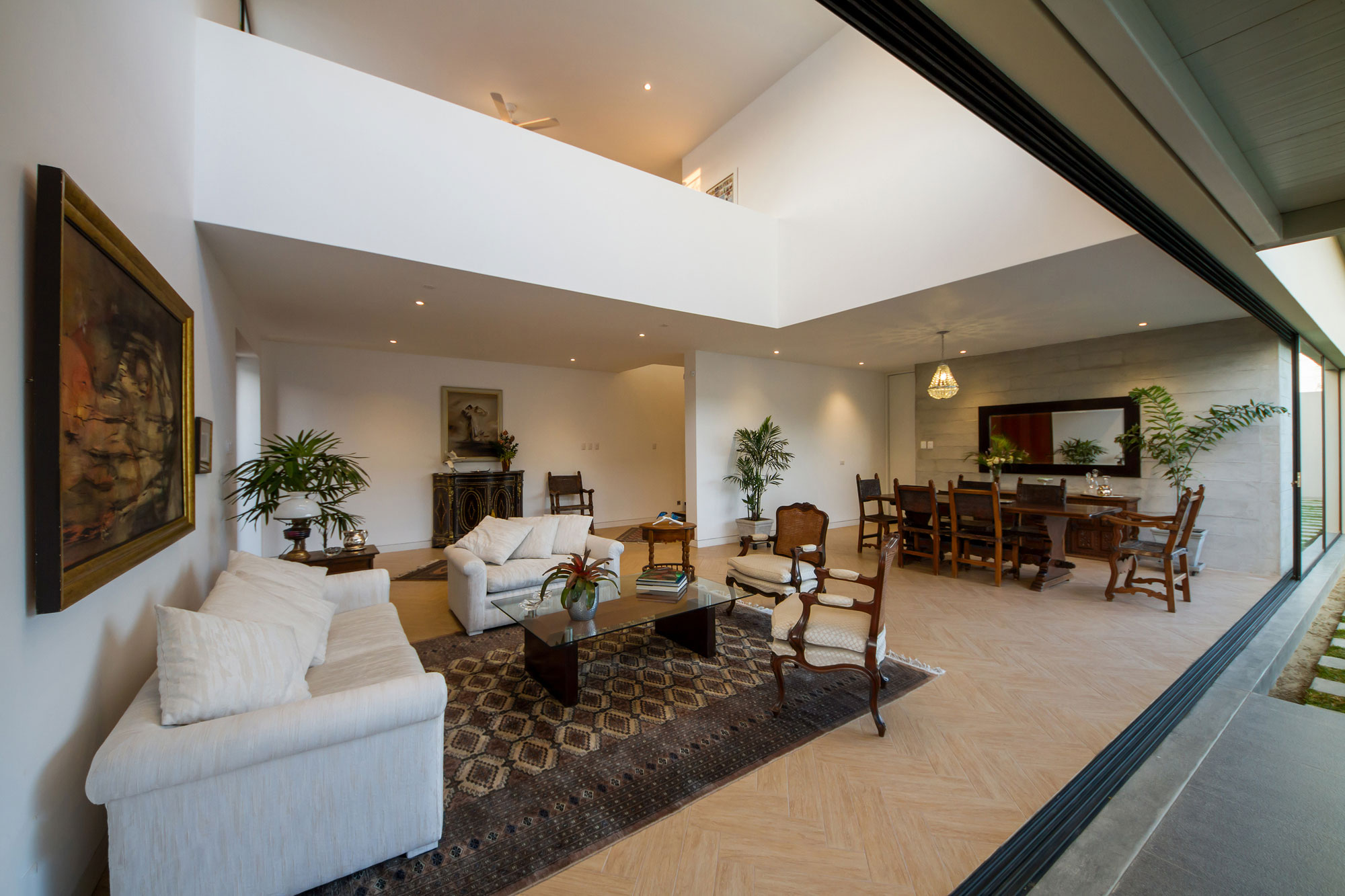 A Stunning Contemporary House with Green Walls Made of Concrete Blocks in Piura by Riofrio+Rodrigo Arquitectos (6)