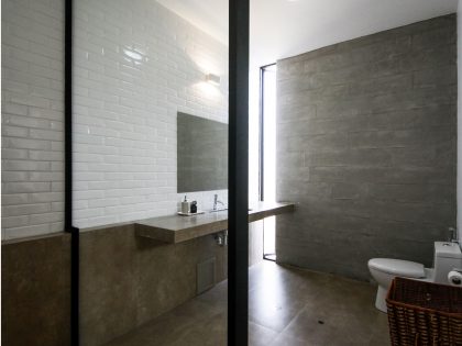 A Stunning Contemporary House with Green Walls Made of Concrete Blocks in Piura by Riofrio+Rodrigo Arquitectos (8)