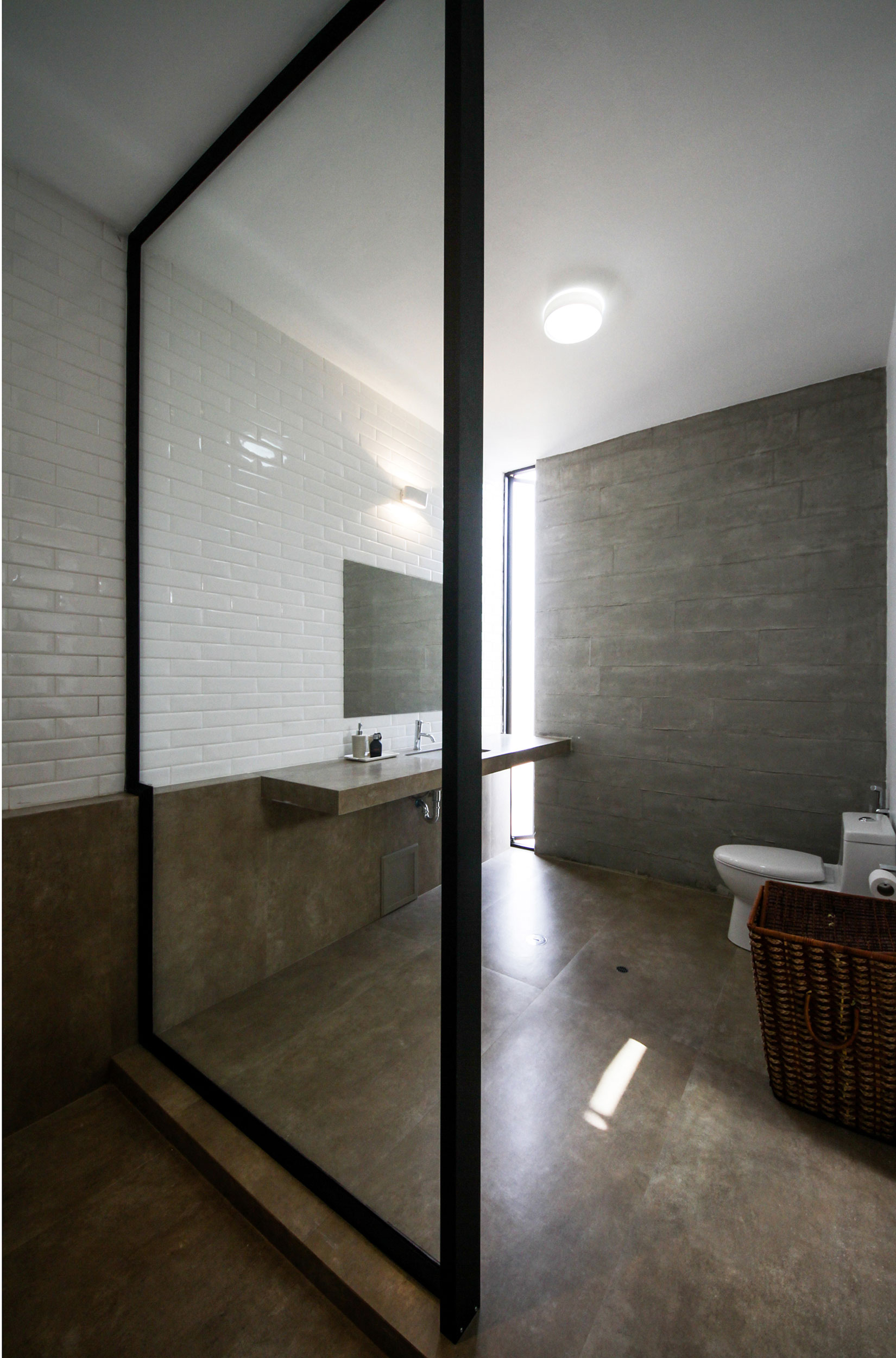 A Stunning Contemporary House with Green Walls Made of Concrete Blocks in Piura by Riofrio+Rodrigo Arquitectos (8)