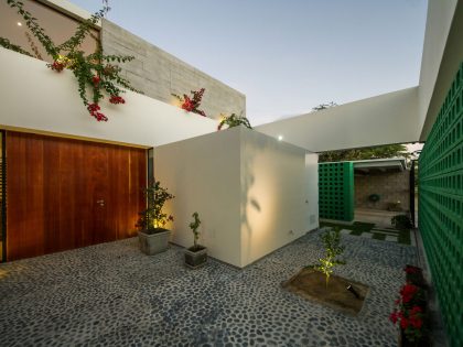A Stunning Contemporary House with Green Walls Made of Concrete Blocks in Piura by Riofrio+Rodrigo Arquitectos (9)