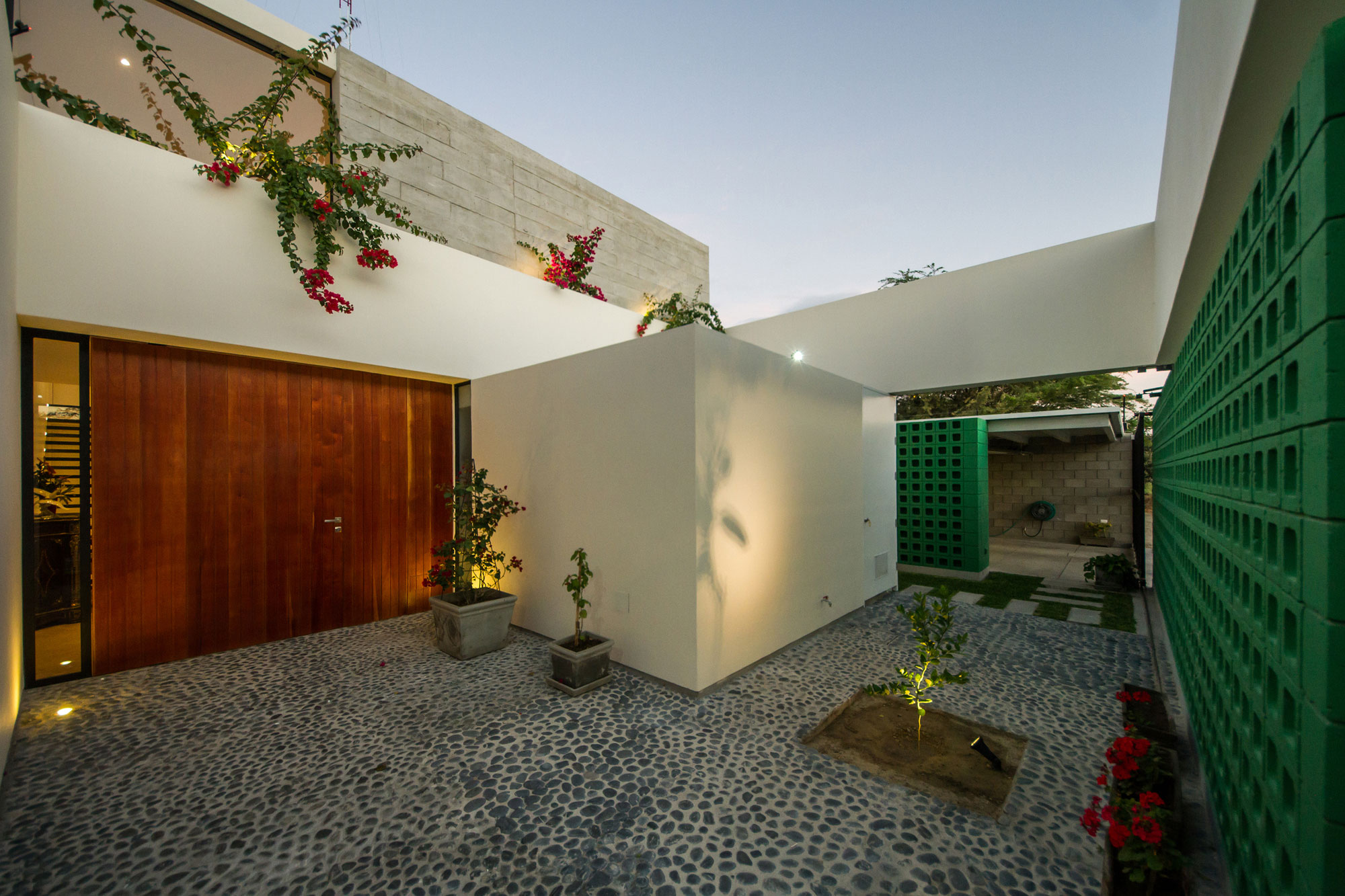 A Stunning Contemporary House with Green Walls Made of Concrete Blocks in Piura by Riofrio+Rodrigo Arquitectos (9)