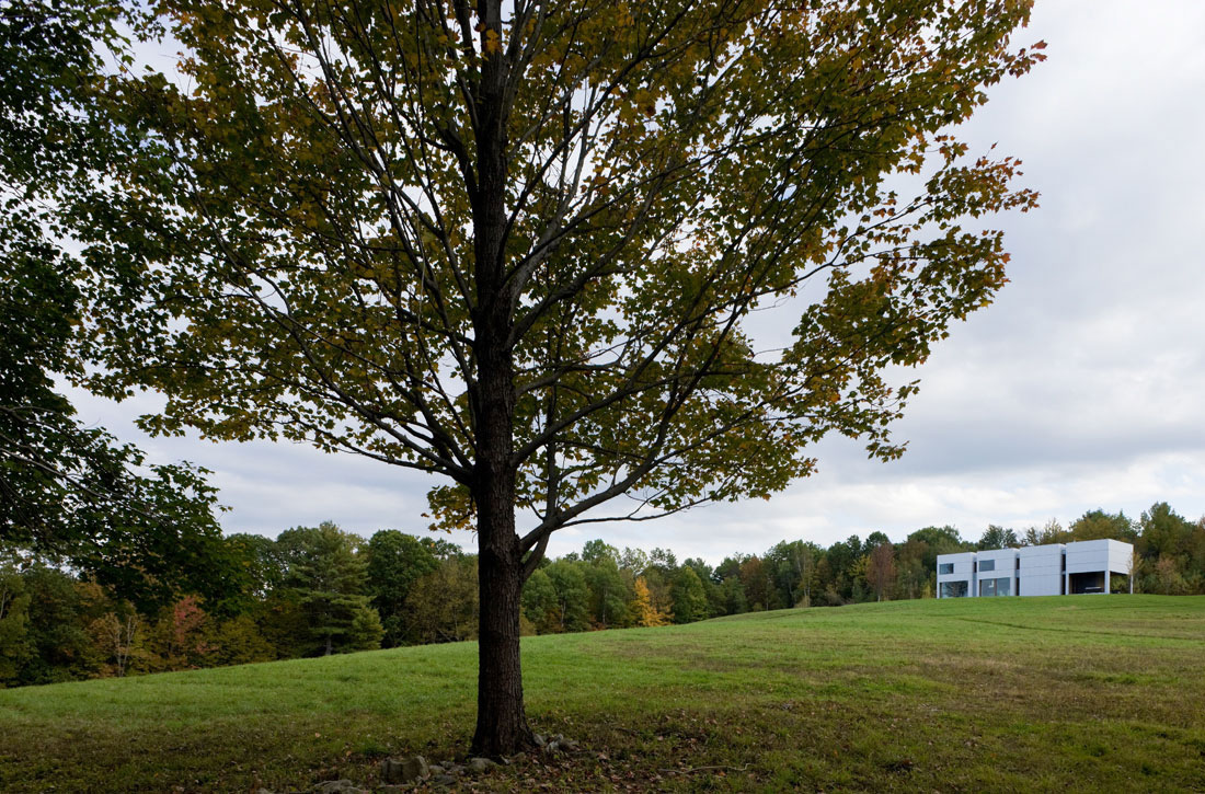 A Contemporary House Constructed of Wood and Metal-Clad for Two Art Collectors in Ancram by HHF Architects & Ai Weiwei (4)
