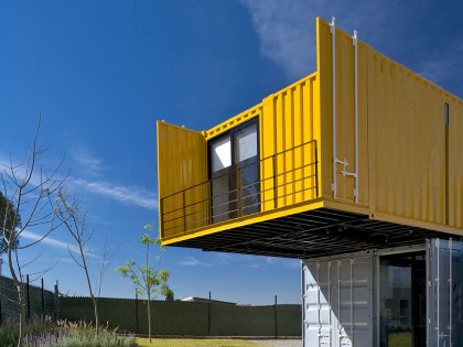 A Stylish Contemporary House Made of Four Shipping Containers in the Primavera Forest by S+ Diseño (11)