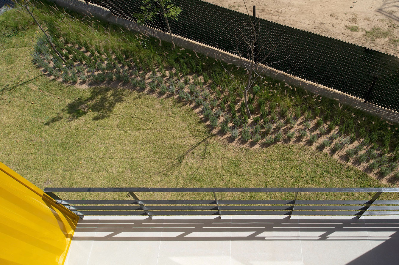 A Stylish Contemporary House Made of Four Shipping Containers in the Primavera Forest by S+ Diseño (13)