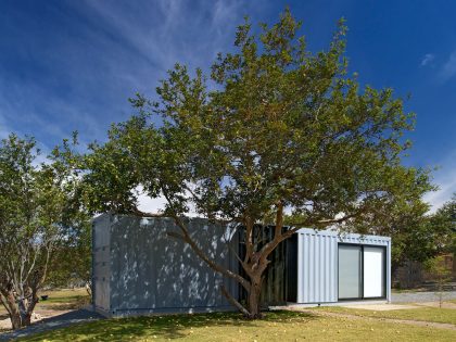 A Stylish Contemporary House Made of Four Shipping Containers in the Primavera Forest by S+ Diseño (14)