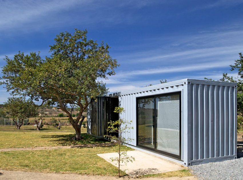 A Stylish Contemporary House Made of Four Shipping Containers in the Primavera Forest by S+ Diseño (16)