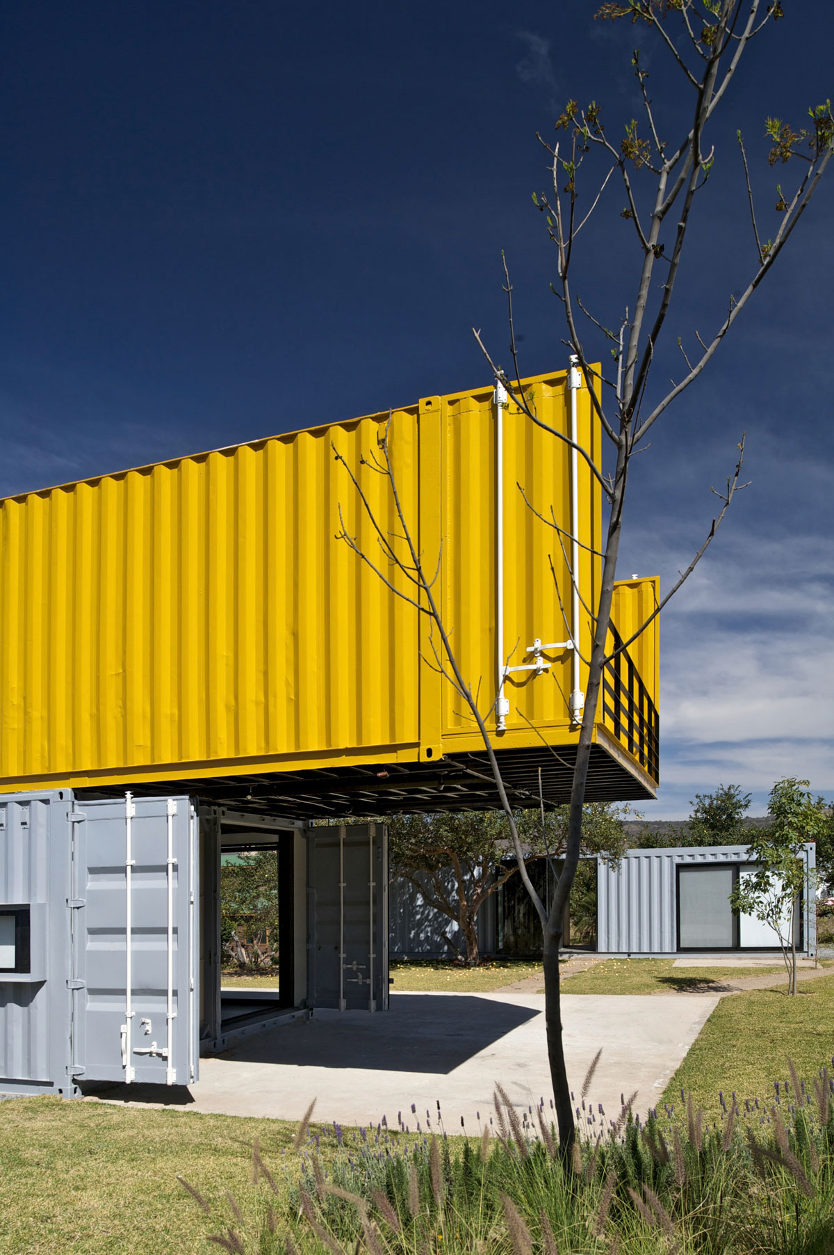 A Stylish Contemporary House Made of Four Shipping Containers in the Primavera Forest by S+ Diseño (5)