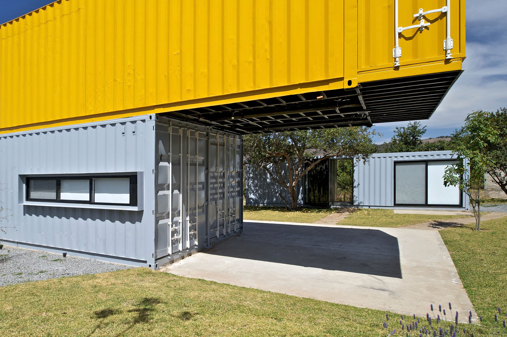 A Stylish Contemporary House Made of Four Shipping Containers in the Primavera Forest by S+ Diseño (6)