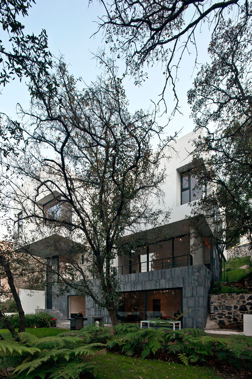 A Contemporary House Made of Wood, Concrete and Volcanic Stone in Mexico City by Materia Arquitectonica (1)