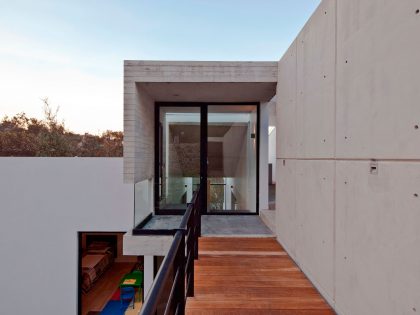 A Contemporary House Made of Wood, Concrete and Volcanic Stone in Mexico City by Materia Arquitectonica (11)