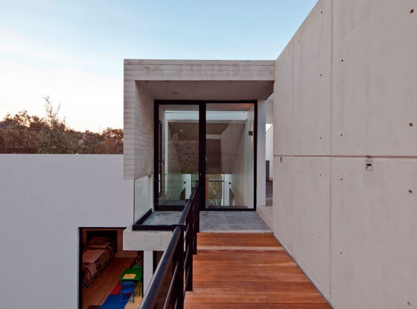 A Contemporary House Made of Wood, Concrete and Volcanic Stone in Mexico City by Materia Arquitectonica (11)