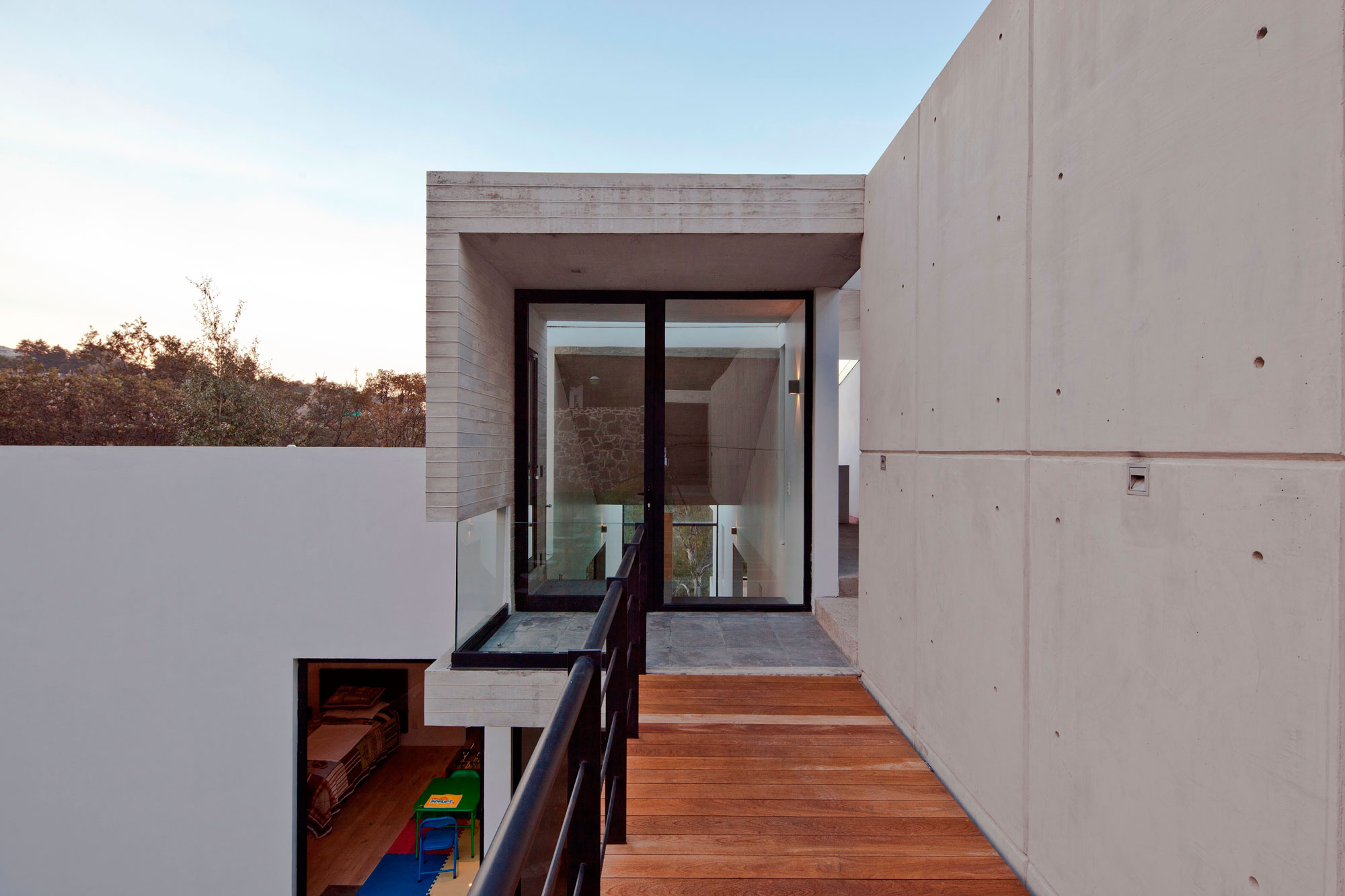 A Contemporary House Made of Wood, Concrete and Volcanic Stone in Mexico City by Materia Arquitectonica (11)