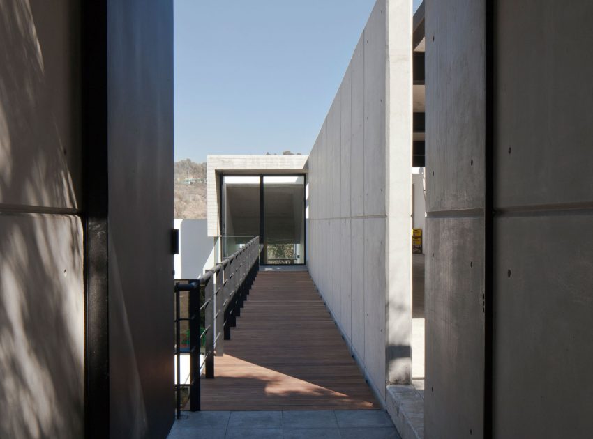 A Contemporary House Made of Wood, Concrete and Volcanic Stone in Mexico City by Materia Arquitectonica (12)