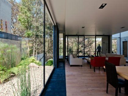 A Contemporary House Made of Wood, Concrete and Volcanic Stone in Mexico City by Materia Arquitectonica (13)