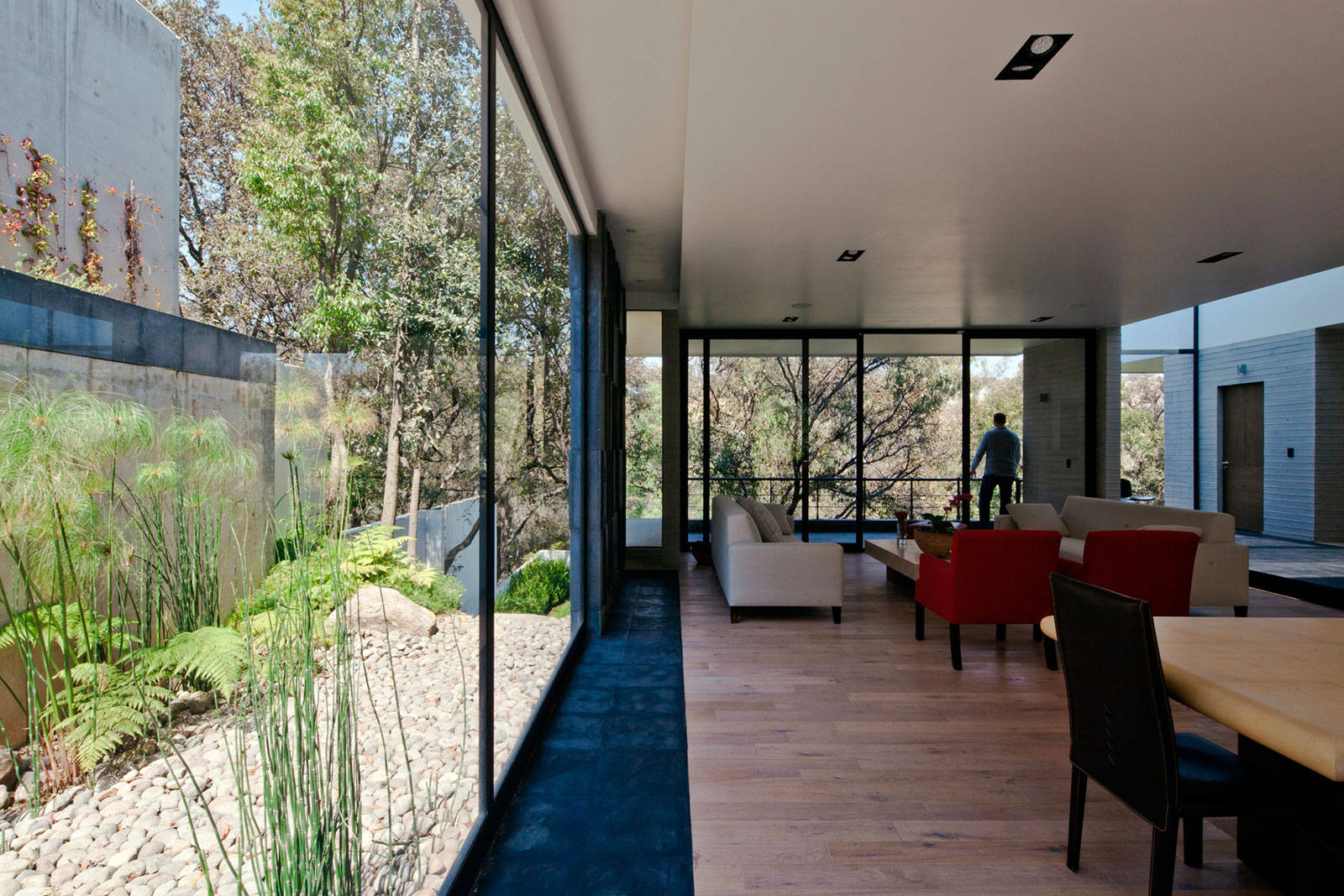 A Contemporary House Made of Wood, Concrete and Volcanic Stone in Mexico City by Materia Arquitectonica (13)