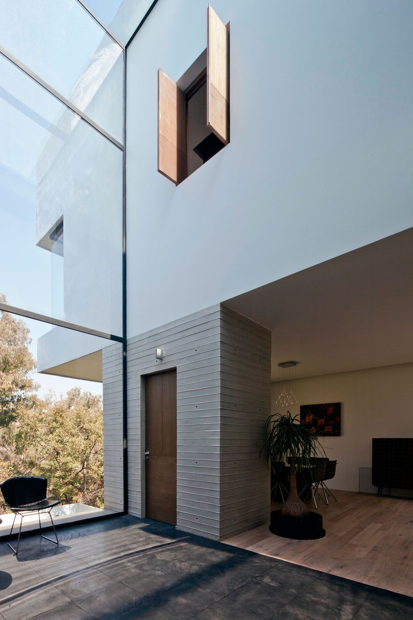 A Contemporary House Made of Wood, Concrete and Volcanic Stone in Mexico City by Materia Arquitectonica (14)
