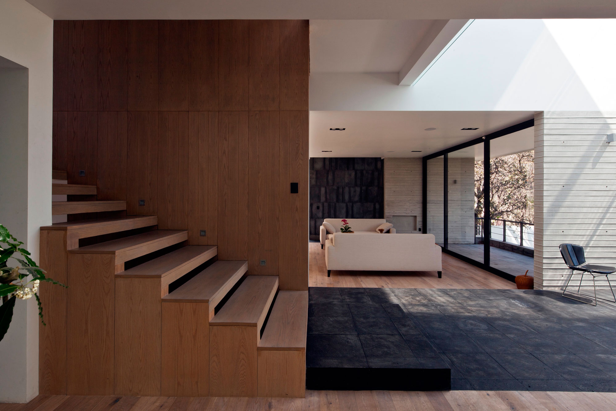 A Contemporary House Made of Wood, Concrete and Volcanic Stone in Mexico City by Materia Arquitectonica (17)