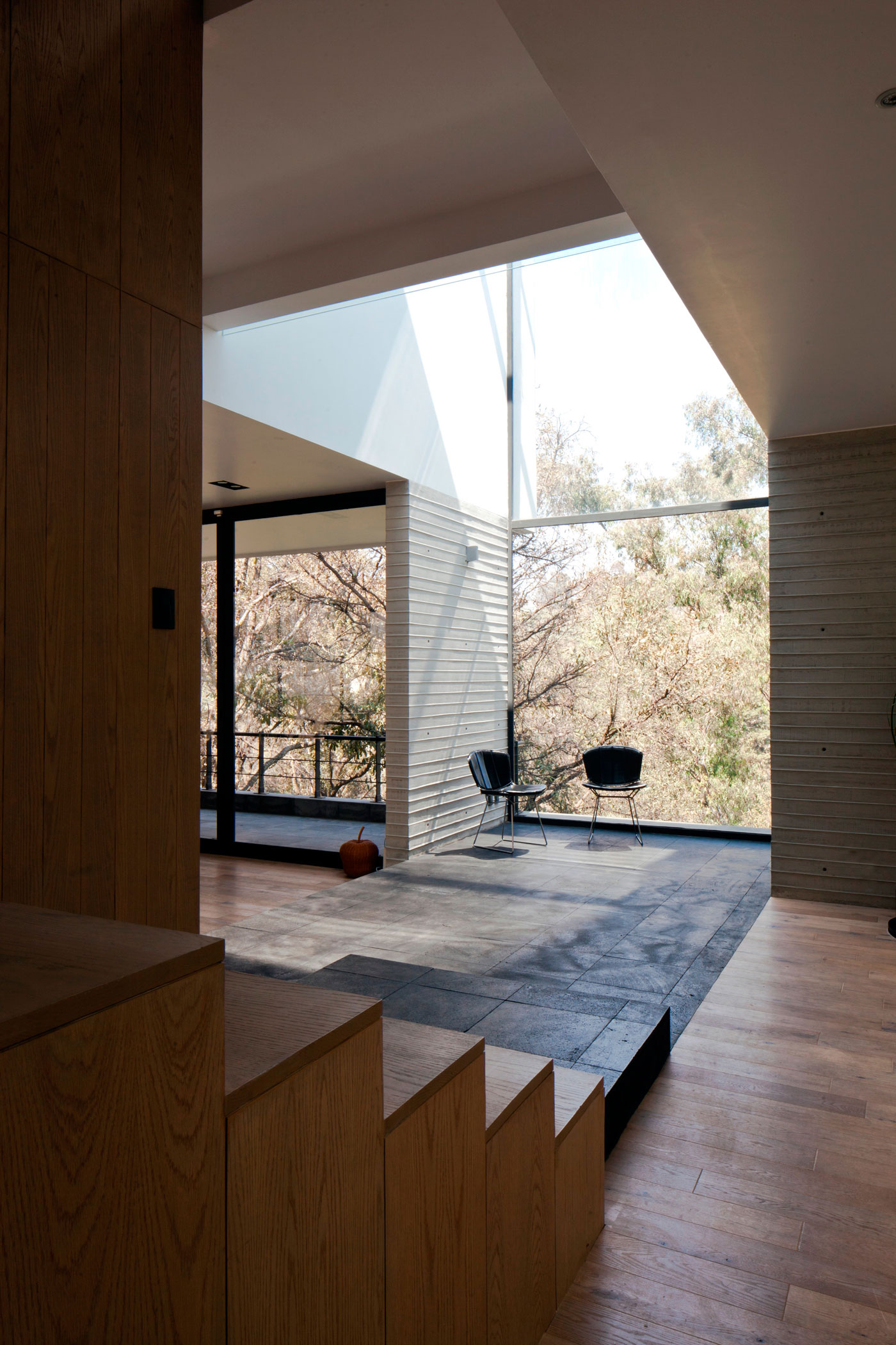 A Contemporary House Made of Wood, Concrete and Volcanic Stone in Mexico City by Materia Arquitectonica (18)
