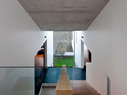A Contemporary House Made of Wood, Concrete and Volcanic Stone in Mexico City by Materia Arquitectonica (19)