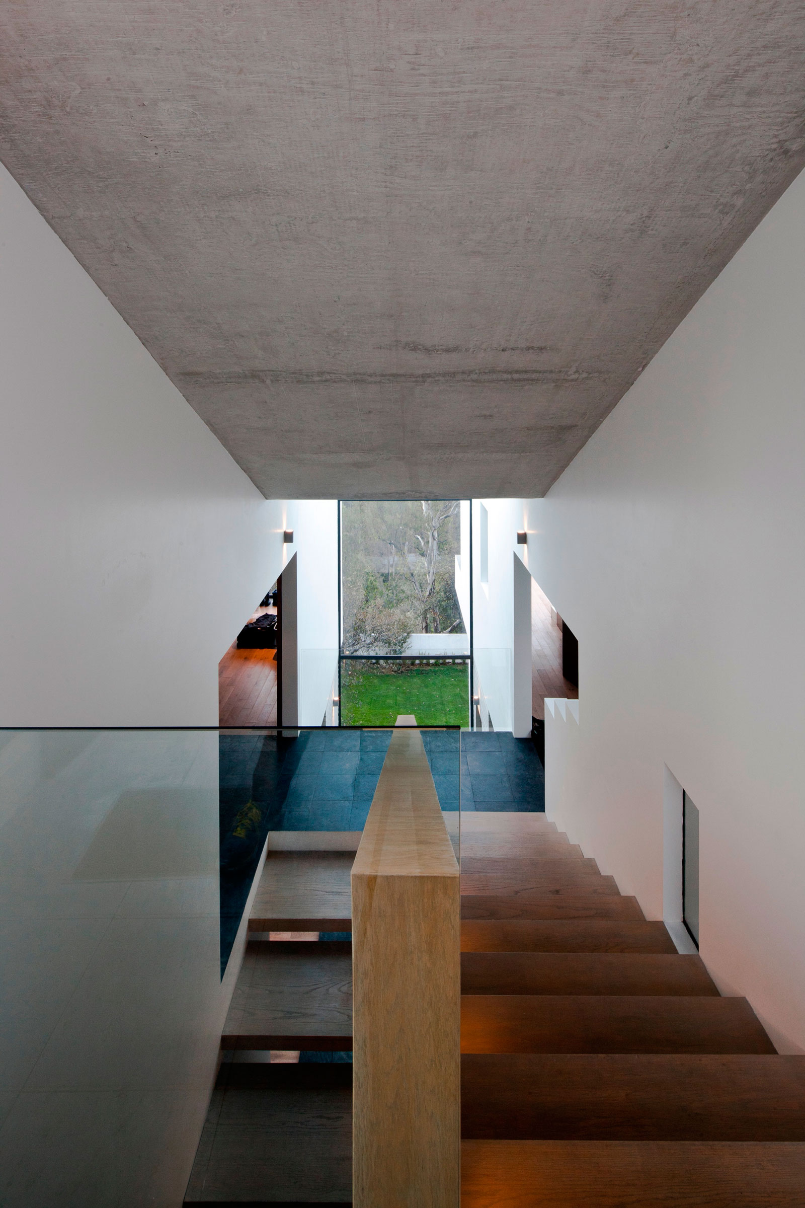 A Contemporary House Made of Wood, Concrete and Volcanic Stone in Mexico City by Materia Arquitectonica (19)