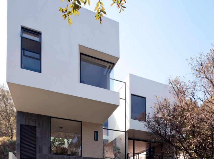 A Contemporary House Made of Wood, Concrete and Volcanic Stone in Mexico City by Materia Arquitectonica (2)