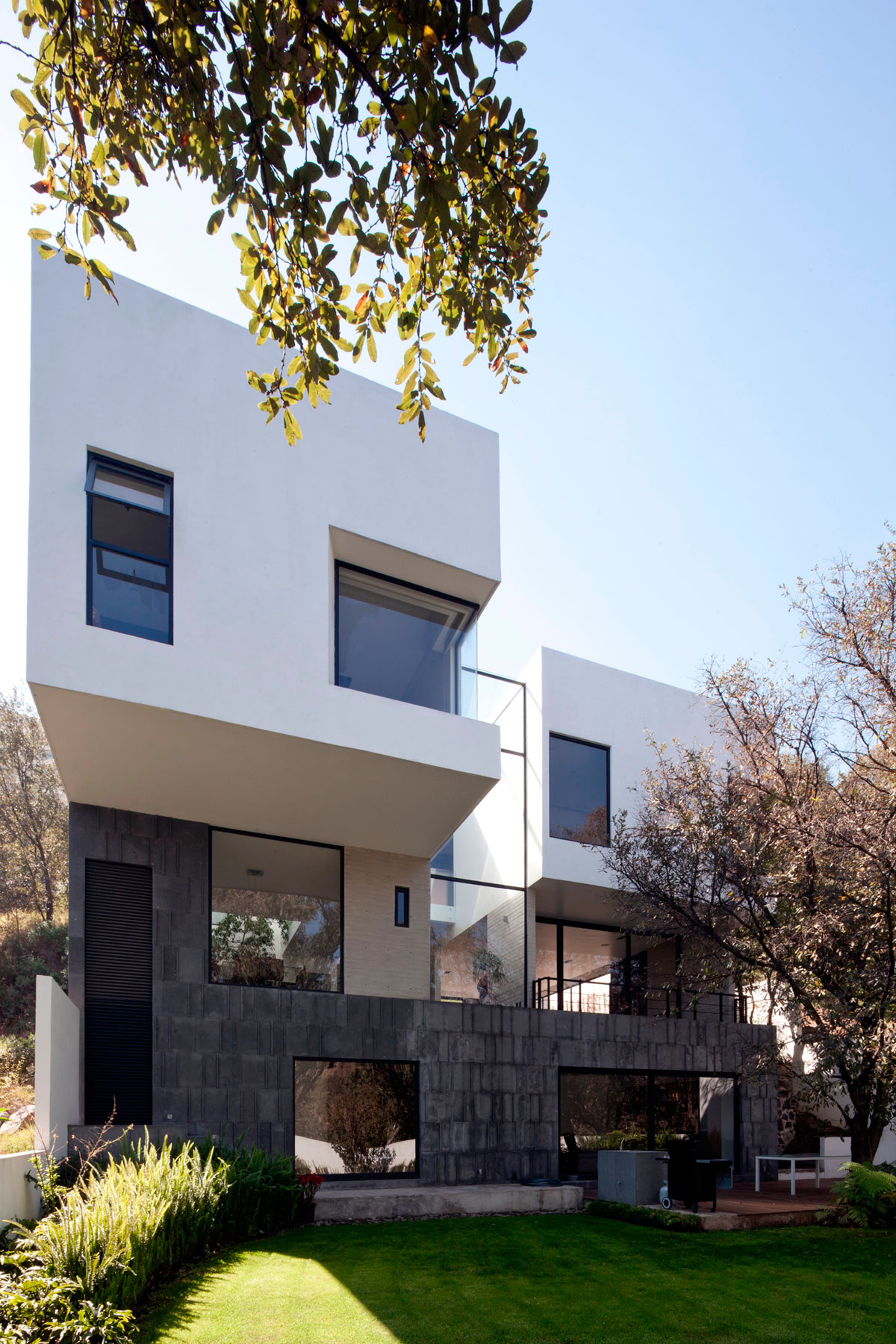 A Contemporary House Made of Wood, Concrete and Volcanic Stone in Mexico City by Materia Arquitectonica (2)