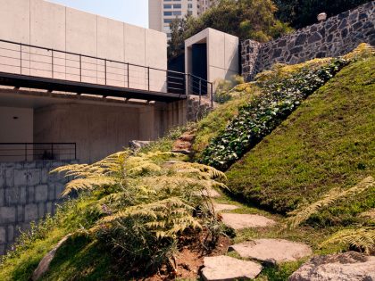 A Contemporary House Made of Wood, Concrete and Volcanic Stone in Mexico City by Materia Arquitectonica (3)