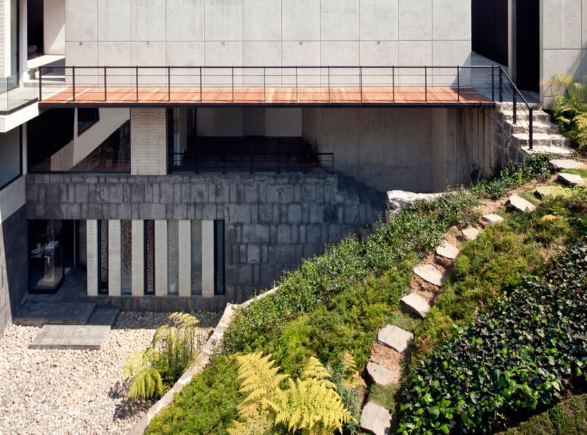 A Contemporary House Made of Wood, Concrete and Volcanic Stone in Mexico City by Materia Arquitectonica (4)